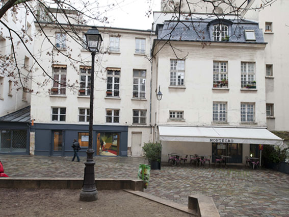 Le Village Saint Paul se situe au cœur historique de Paris.